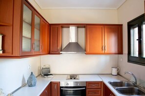 Refrigerador, horno, parrilla de estufa y cafetera y tetera 