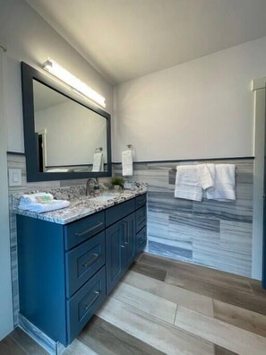 Badkar/dusch, gratis toalettartiklar, hårtork och handdukar