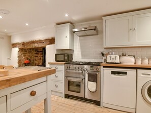 Cottage | Private kitchen | Dishwasher, cookware/dishes/utensils