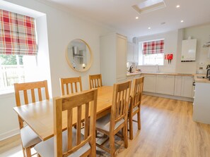 Tủ lạnh, máy rửa bát, ấm điện, lò nướng bánh mì 