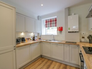 Tủ lạnh, máy rửa bát, ấm điện, lò nướng bánh mì 