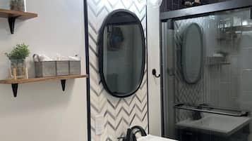 Bañera con ducha, secador de pelo, toallas, jabón
