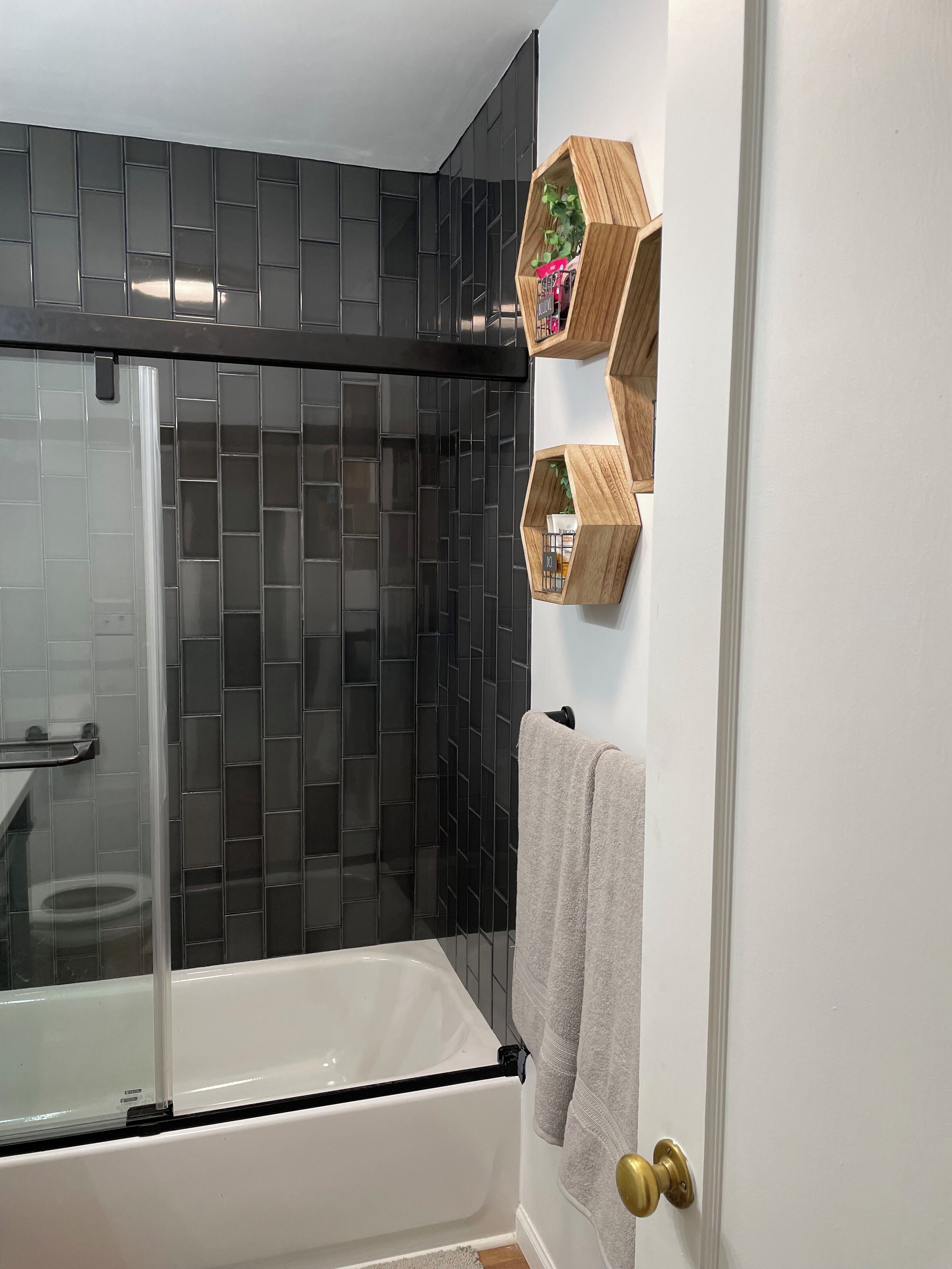 Duschwanne, Haartrockner, Handtücher, Seife