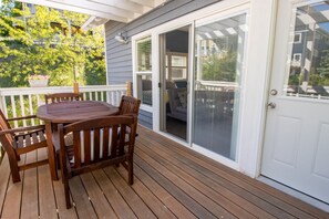 Outdoor dining - Beachwalk Resort Guest House for 4 with pool/beach access (Michigan City)