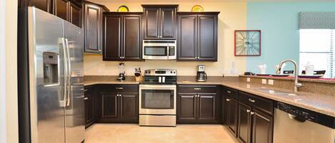 Refrigerador, microondas, horno, placa de cocina