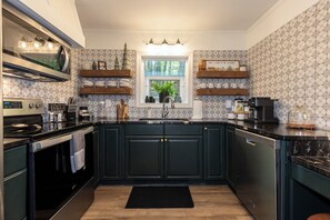 冷蔵庫、電子レンジ、オーブン、コンロ