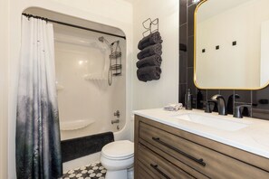 シャワー、ヘアドライヤー、タオル、トイレットペーパー