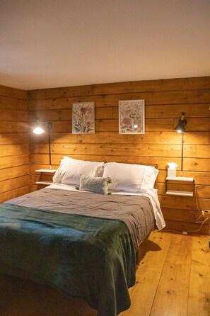 3 bedrooms, travel cot, free WiFi, bed sheets - Charming Waterfront Log Cabin (Fitzwilliam)