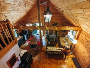 Smart TV - Charming Waterfront Log Cabin (Fitzwilliam)