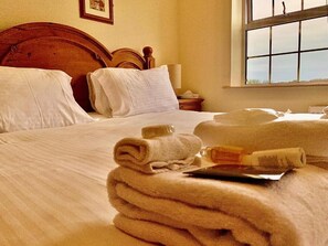 Premium bedding, Tempur-Pedic beds, desk, blackout curtains - La Ville Hotel (Alderney)