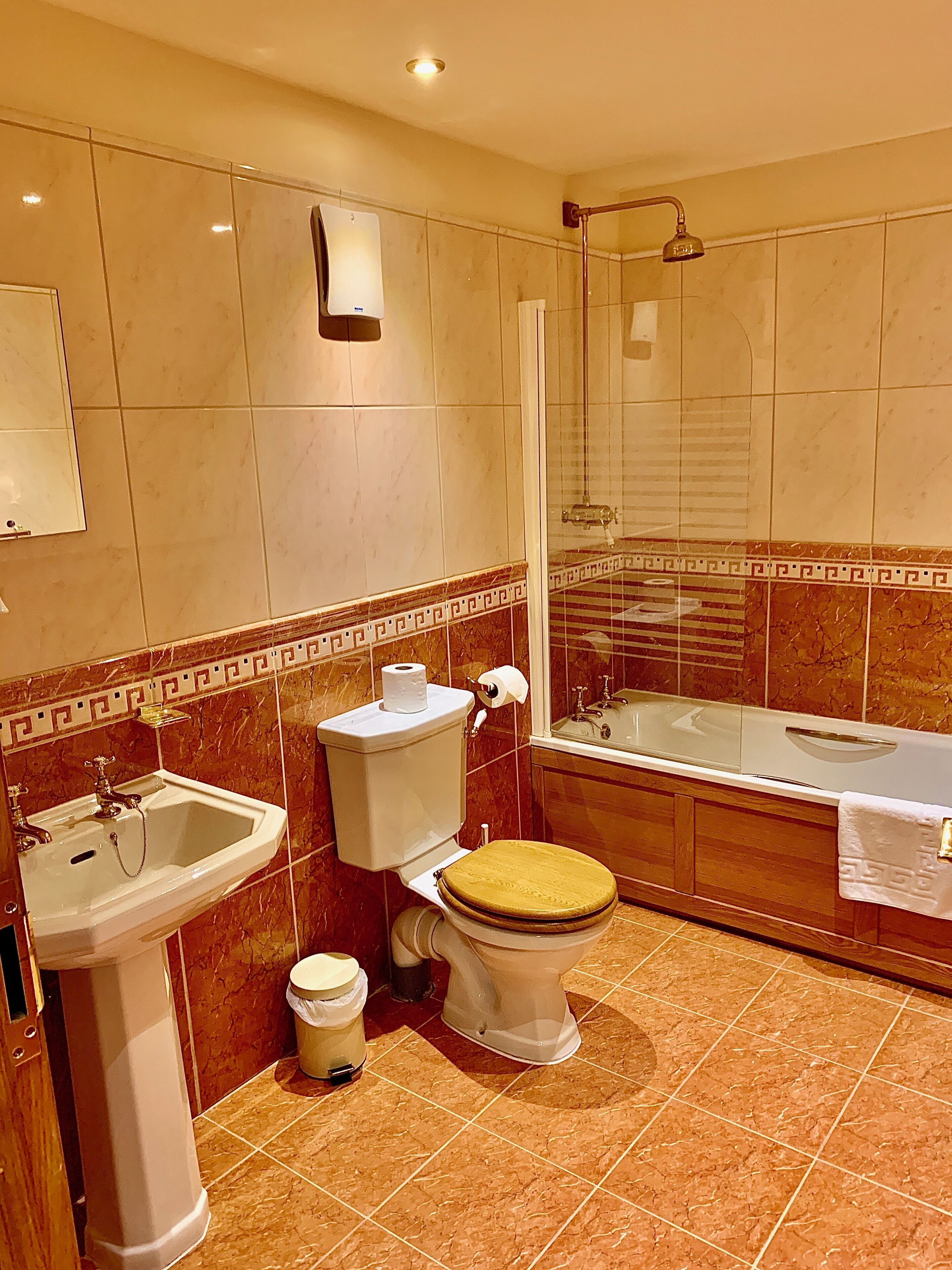 Kamar Double Klasik | Kamar mandi | Kombinasi shower/bathtub dan perlengkapan mandi gratis