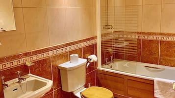Kamar Double Klasik | Kamar mandi | Kombinasi shower/bathtub dan perlengkapan mandi gratis