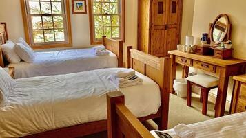 Kamar Triple Standar | Seprai premium, tempat tidur Tempur-Pendic, dan meja kerja