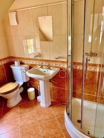 Bañera con ducha, artículos de tocador gratuitos, secador de pelo. La Ville Hotel