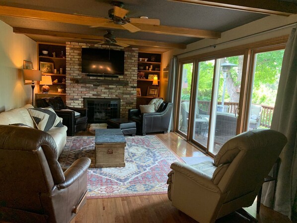 Living area - Beautiful four bedroom Rapid City home with attached two car garage. (Rapid City)