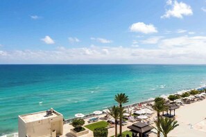 On the beach - Beachfront  Luxury Resort | Views & Pools (Hallandale Beach)
