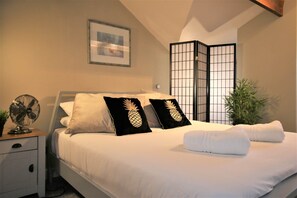 3 bedrooms, iron/ironing board, WiFi, bed sheets - Janet Street Loft (3 beds) (Cardiff)