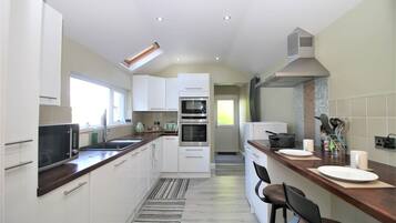 Fridge, coffee/tea maker