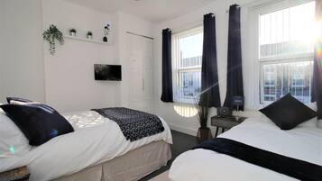 3 bedrooms, iron/ironing board, WiFi, bed sheets