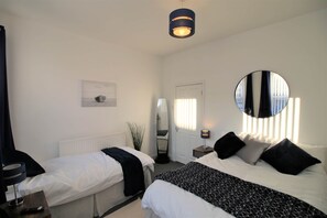 3 bedrooms, iron/ironing board, WiFi, bed sheets - Donald Street (3 beds) (Cardiff)