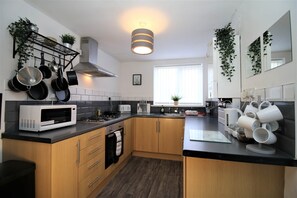 Fridge, microwave, oven, stovetop - Donald Street (3 beds) (Cardiff)