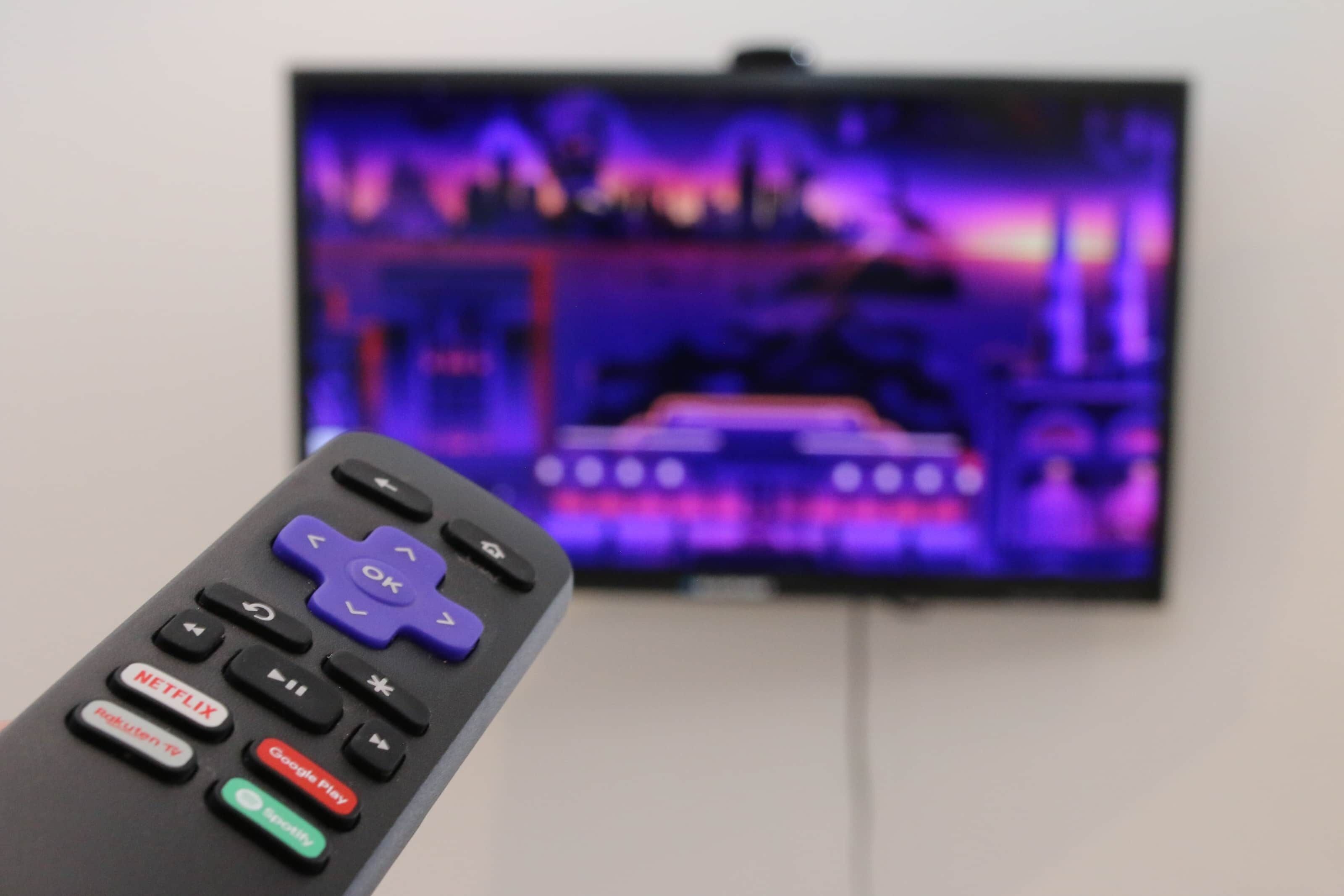 Eine Fernbedienung mit Tasten für Netflix, Google Play und Roku TV.