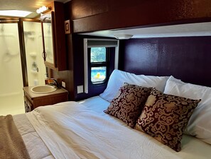 2 bedrooms, travel cot, WiFi, bed sheets - Mountain sunrise views from spacious cozy 5th wheel camper-20 min from Asheville (Alexander)
