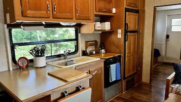 Jääkaappi, mikroaaltouuni, uuni, liesi