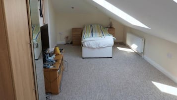 5 bedrooms, iron/ironing board, free WiFi, bed sheets