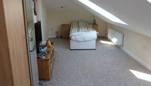 5 habitaciones, tabla de planchar con plancha y wifi gratis 