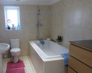 Combined shower/tub, deep soaking tub, hair dryer, towels