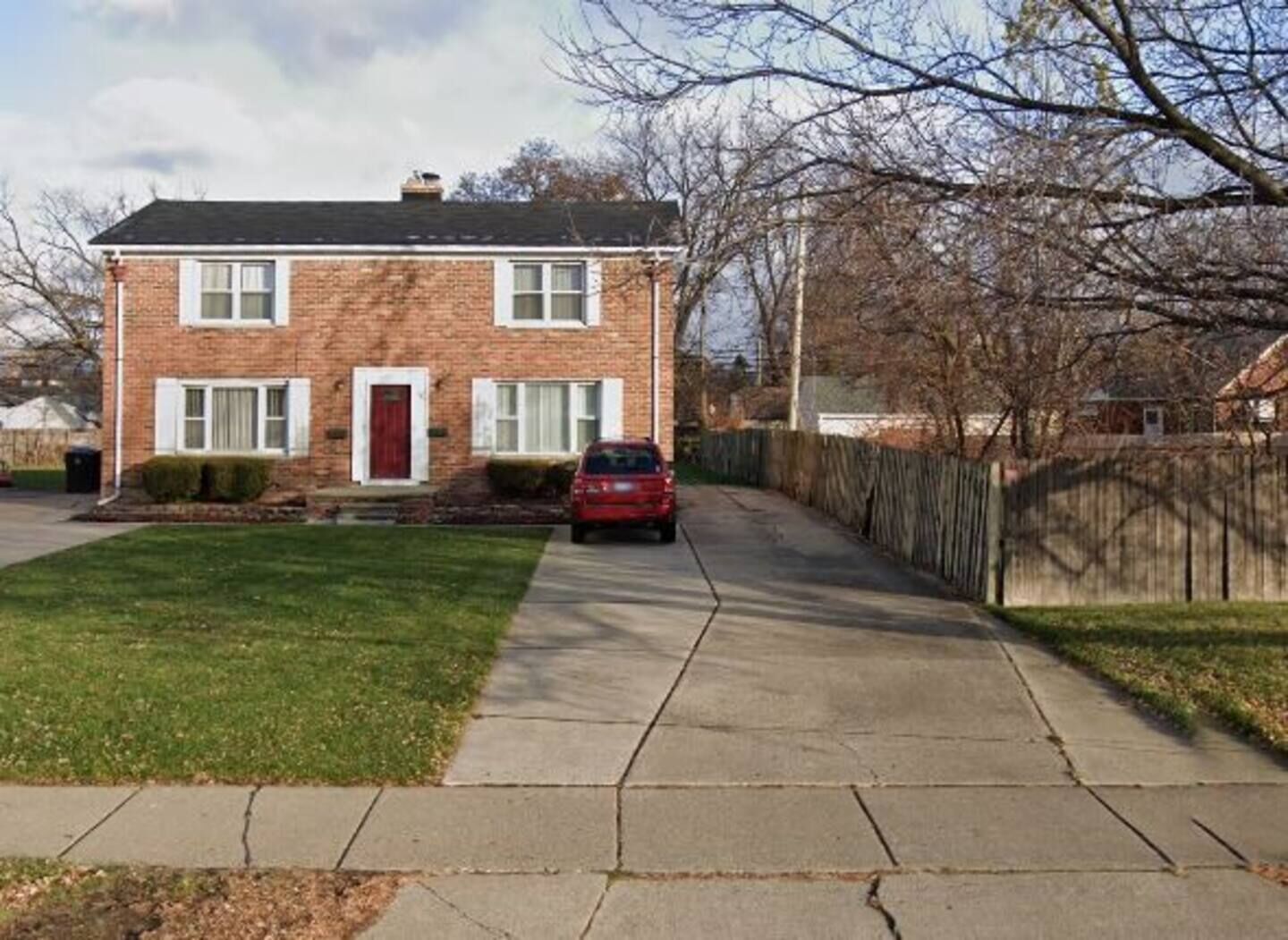 AMAZING TOWNHOUSE BY HIGHWAY & SHOPS LOTS OF FREE PARKING! Long term discounts!