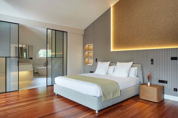 4 bedrooms, iron/ironing board, free WiFi, bed sheets