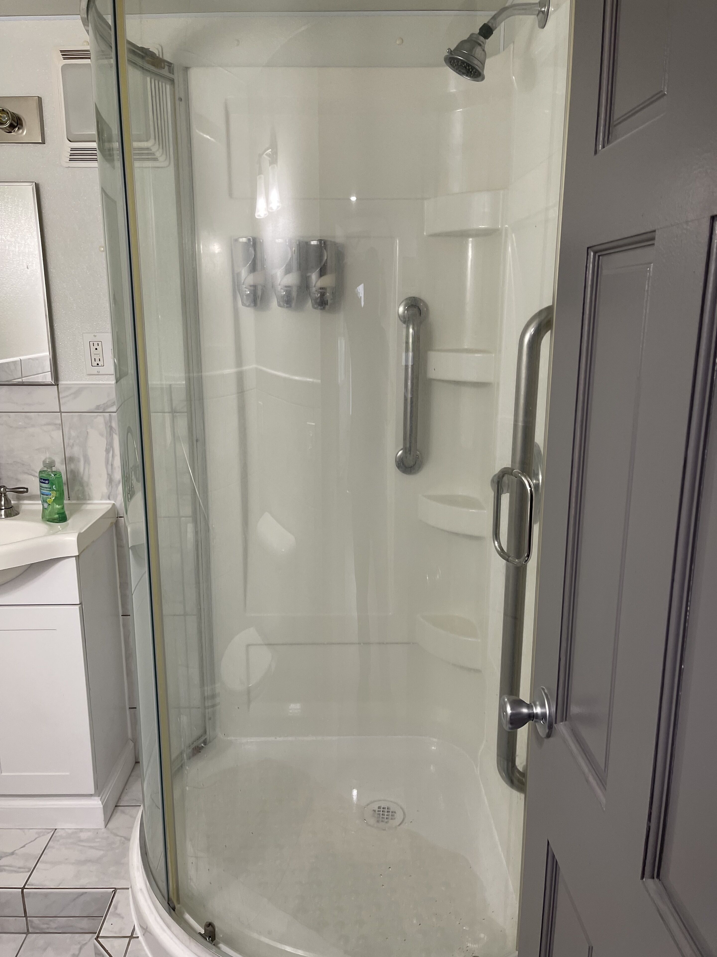 Douche, serviettes fournies, savon, shampoing