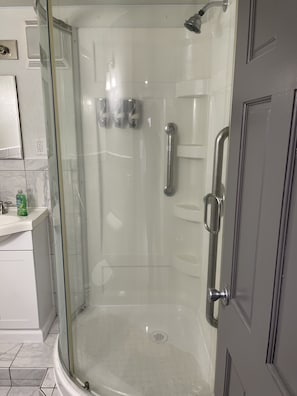 Ducha, toallas, jabón, shampoo
