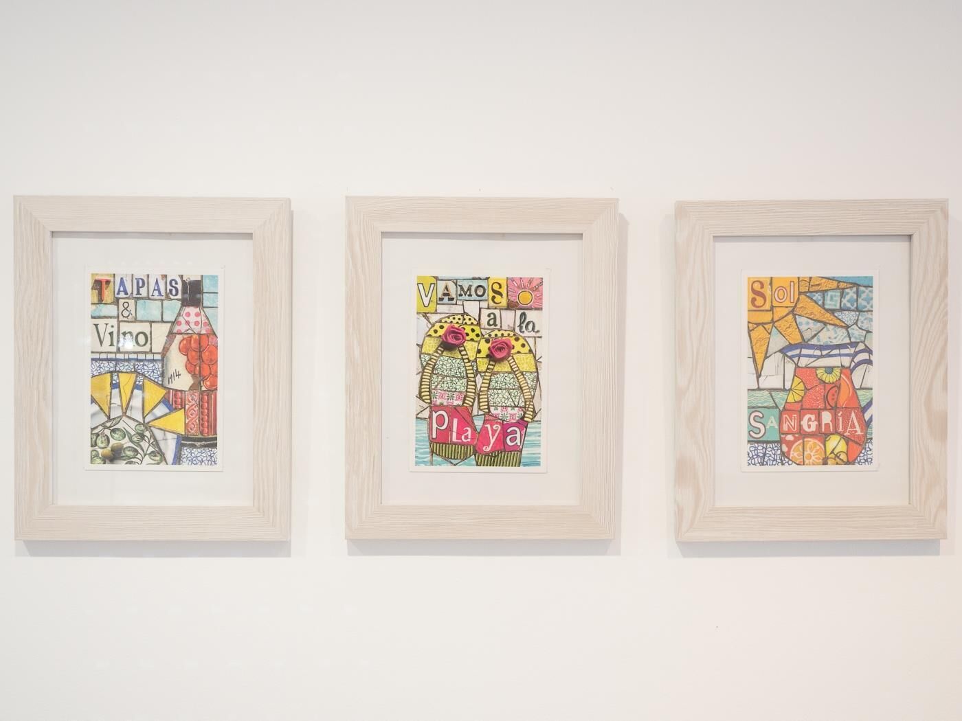 Tres quadres penjats a la paret.