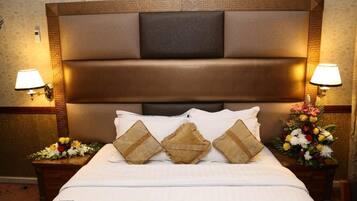 Executive Suite | Iron/ironing board, free WiFi, bed sheets