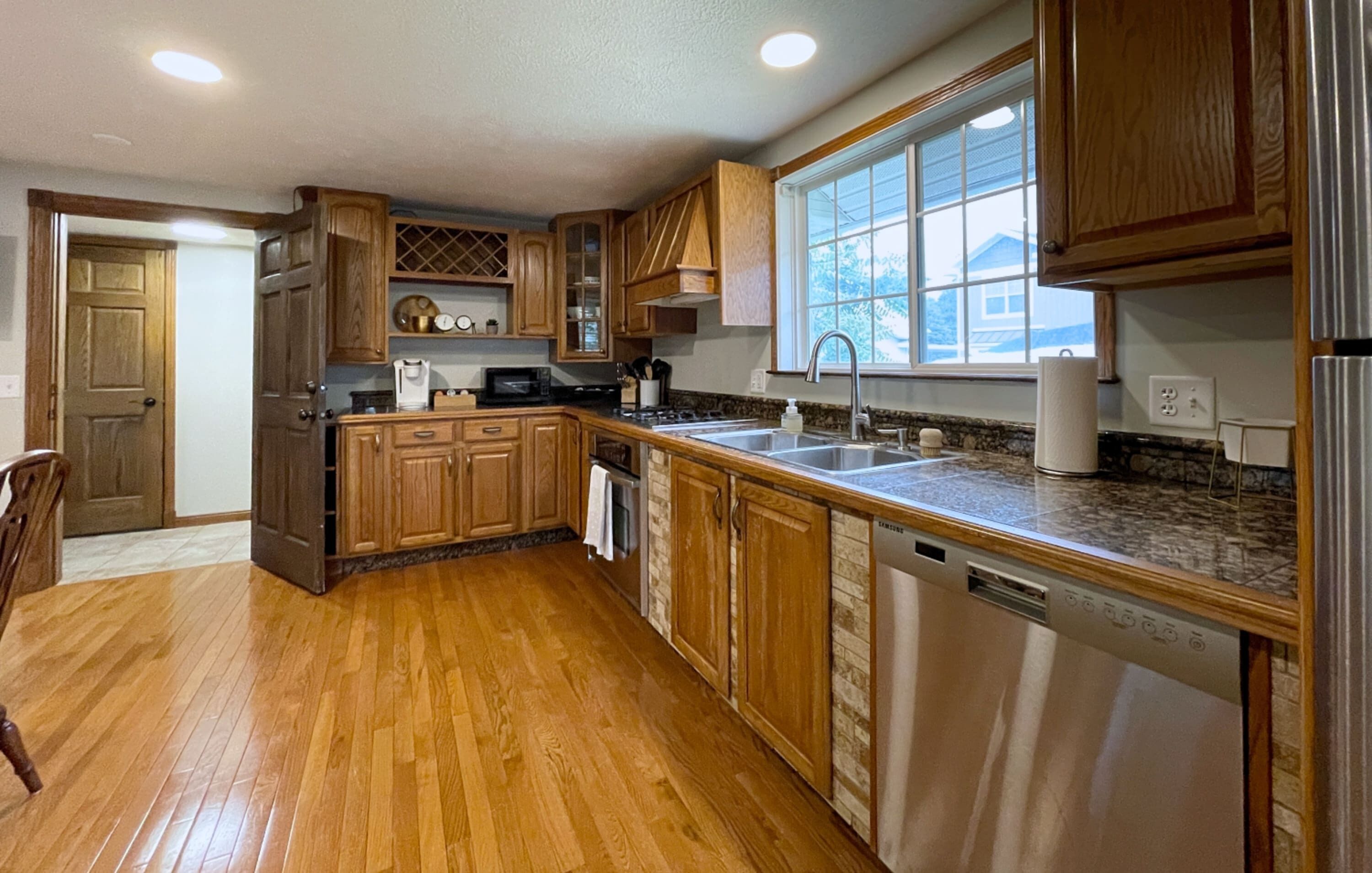 Kylskåp, mikrovågsugn, spishäll och diskmaskin