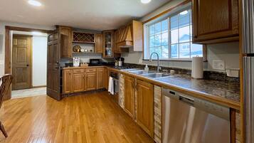 Kylskåp, mikrovågsugn, spishäll och diskmaskin