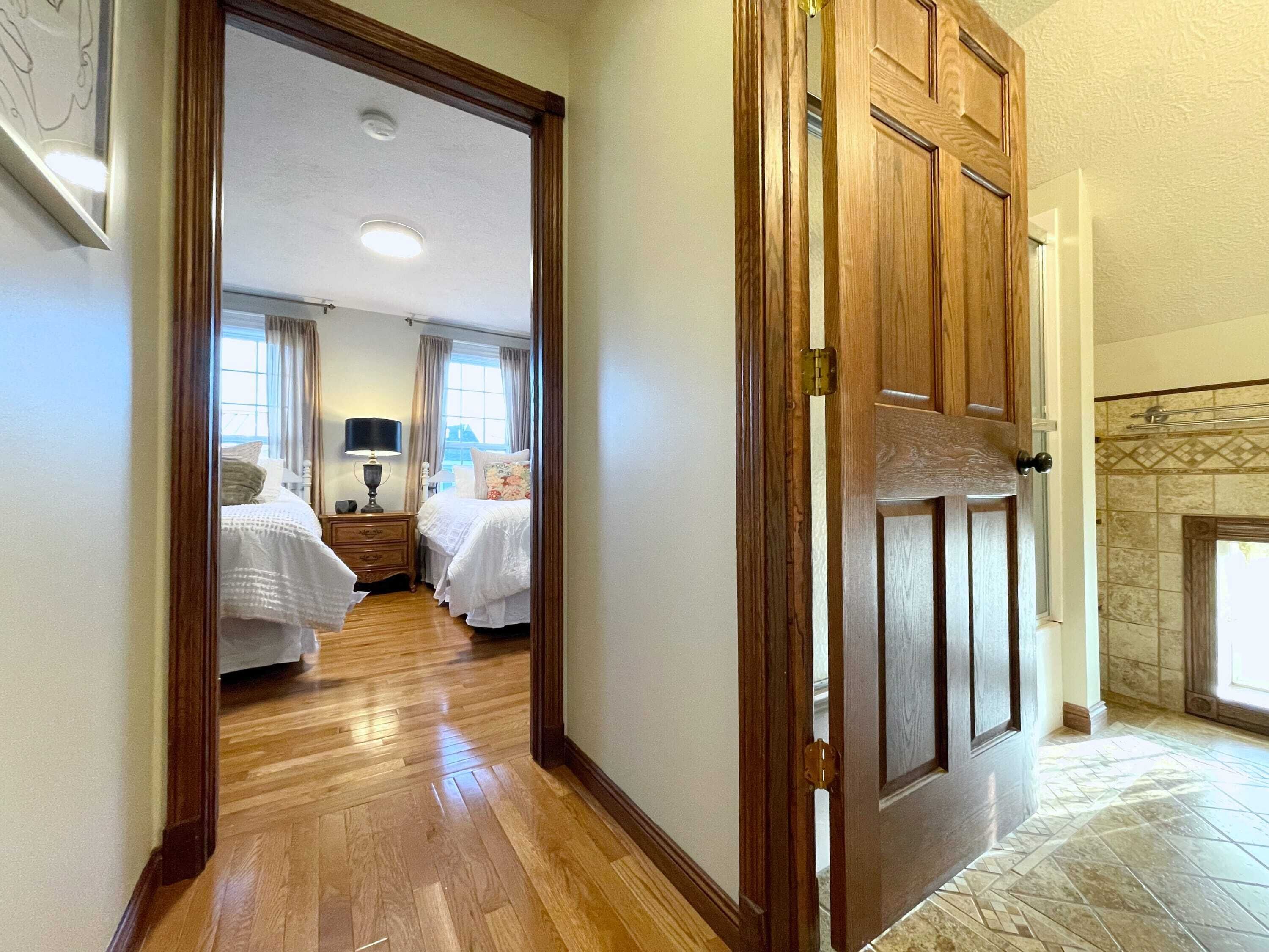 3 habitaciones, tabla de planchar con plancha, wifi y ropa de cama 