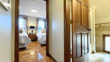 3 habitaciones, tabla de planchar con plancha, wifi y ropa de cama