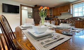 Dining - Charming Turn-of-the-Century Victorian - Downtown Traverse (Traverse City)