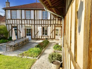 Outdoor dining - Cosy gîte with swimming pool - Ideal for groups (Louvemont)