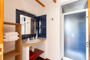 Regadera, toallas, papel de baño 