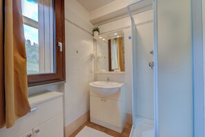 Family Studio, Mountain View (La Marmotta Campo Smith on the Ski) | Bathroom | Shower, bidet, towels, soap - La Marmotta Campo Smith on the Ski Slopes (Bardonecchia)