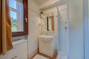 Family Studio, Mountain View (La Marmotta Campo Smith on the Ski) | Bathroom | Shower, bidet, towels, soap - La Marmotta Campo Smith on the Ski Slopes (Bardonecchia)