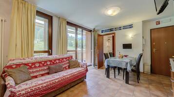 Monolocale familiare, vista montagna (La Marmotta Campo Smith on the Ski) | Area soggiorno | Smart TV 21 pollici con canali via cavo