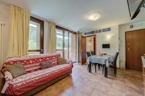 Perhestudio, vuoristonäköala (La Marmotta Campo Smith on the Ski) | Oleskelualue | 21–tuumainen äly-TV, jossa kaapelikanavat