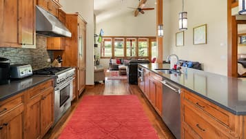 Een koelkast, een microgolfoven, een oven, een kookplaat