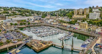 Sovereign House â Stylish Georgian Apartment Above Torquay Harbour